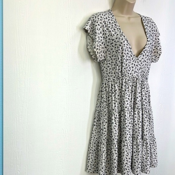 Urban Outfitters - Julia Black And White Floral Ruffle Mini Dress Size Medium - Picture 5 of 10